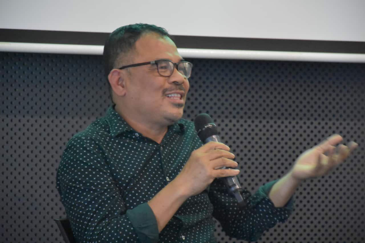 Garin Nugraha explaining his new work for Asiatopa 2020, “The Planet – A Lament” at a public lecture at the University of Melbourne, 18 Feb.