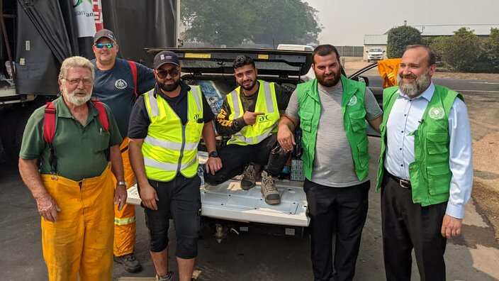 Muslim Community helps firefighters in Melbounre
