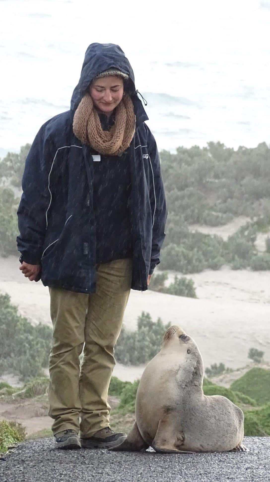 Mia con una foca