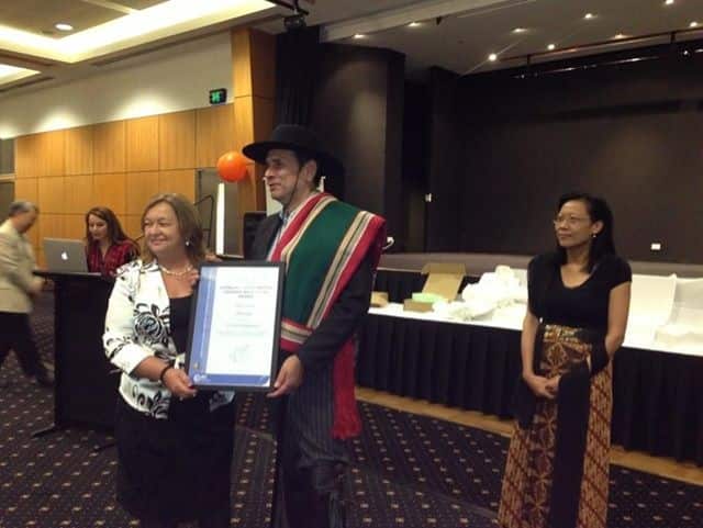 Communitary leader Víctor Marillanca receives the Centenary Multicultural Media Award Nov 2013 from the Minister of Multicultural Affairs Joy Burch