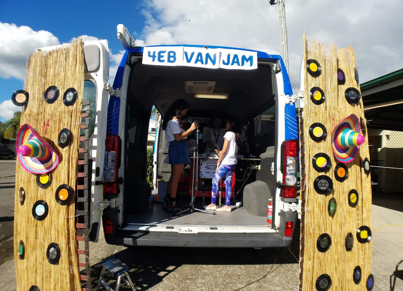 Mobile karaoke by community radio