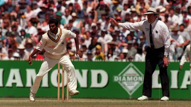 Darrell Hair calls Muttiah Muralitharan for chucking during the 1995 Boxing Day Test.