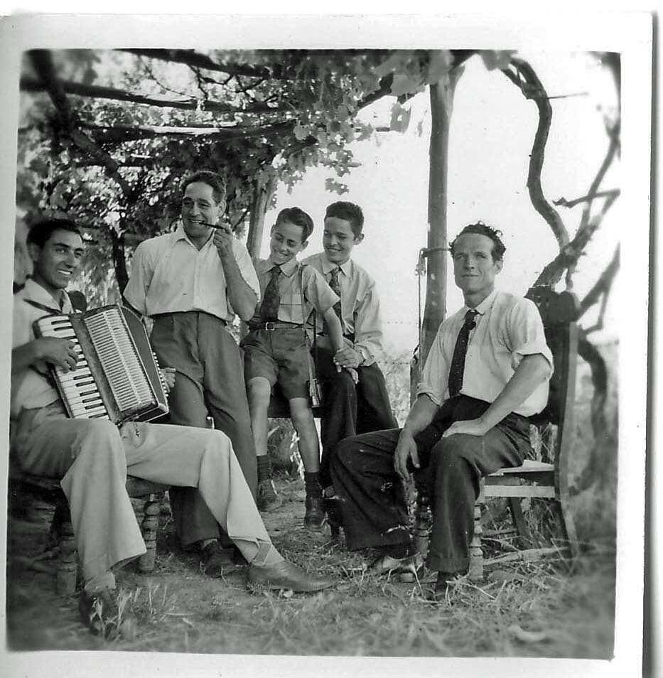 An old photo showing Italian migrants in Myrtleford