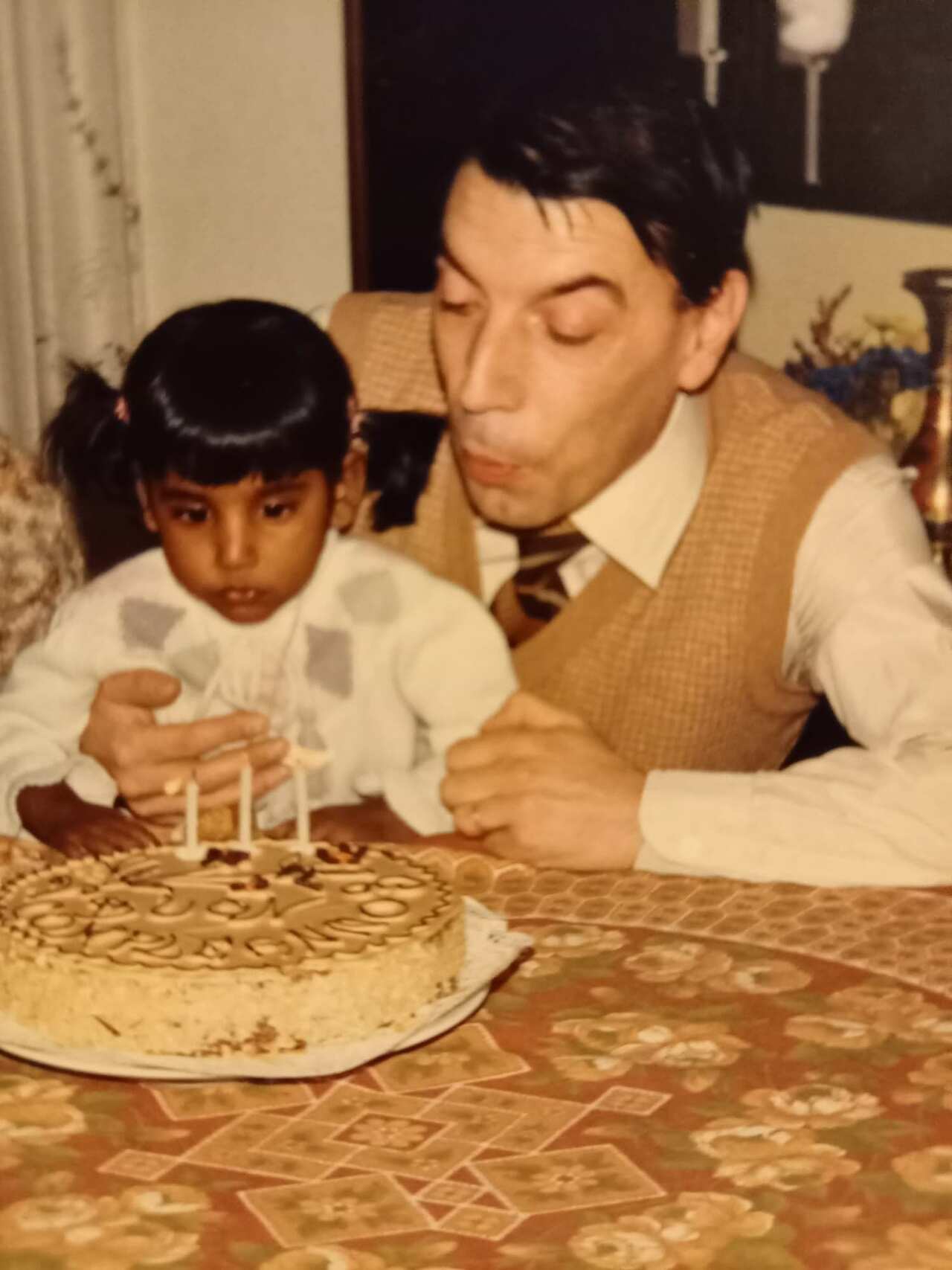 Navya Dorigatti insieme al padre.