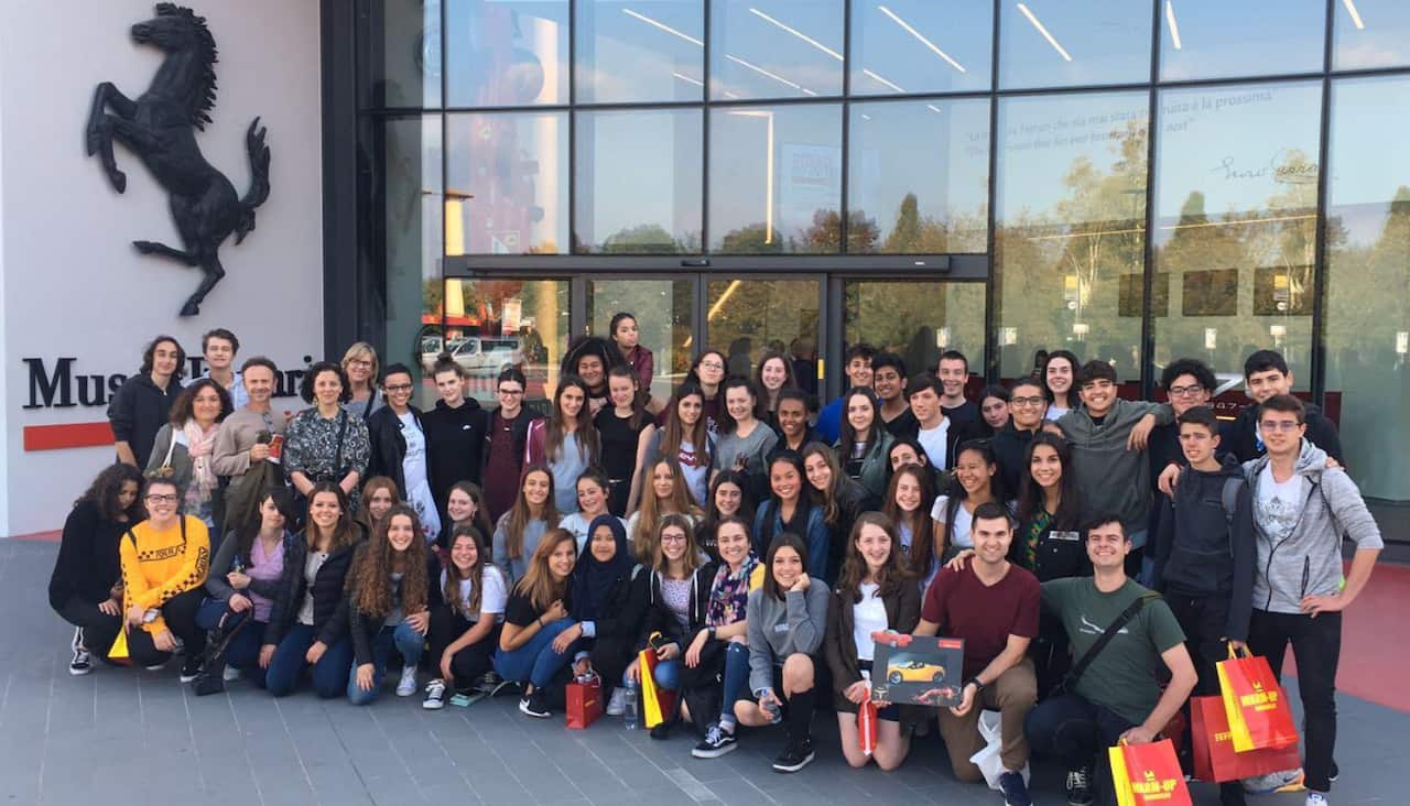 Un'immagine di gruppo con gli studenti e gli insegnanti del Gladstone Park secondary college in visita al museo della Ferrari a Maranello