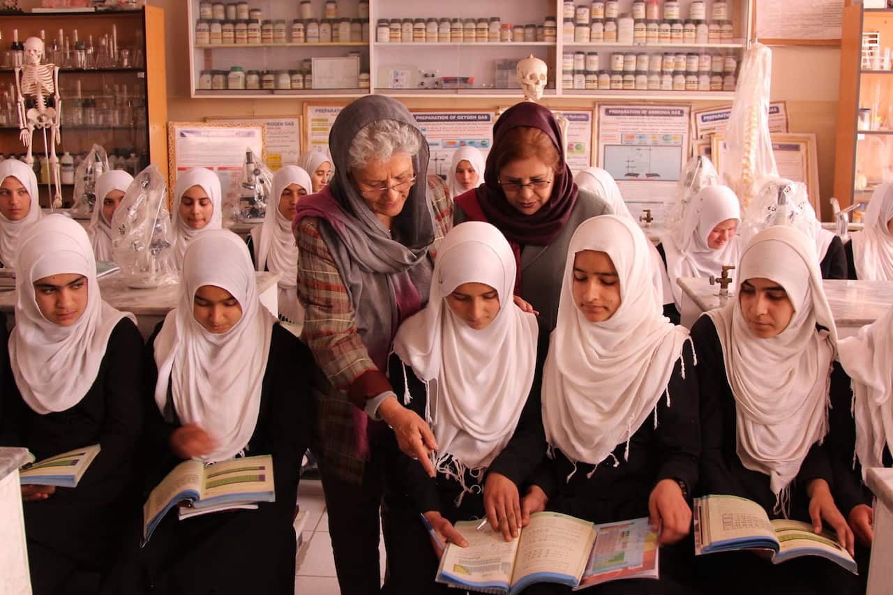 داکتر نوریه صالحی در میان دانشآموزان افغان