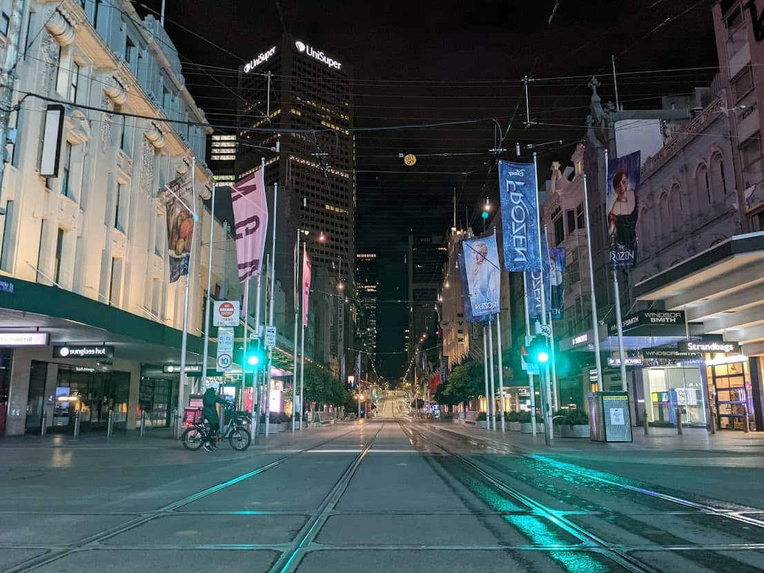 Un'immagine deserta di Bourke street, una delle strade tradizionalmente più affollate del centro di Melbourne