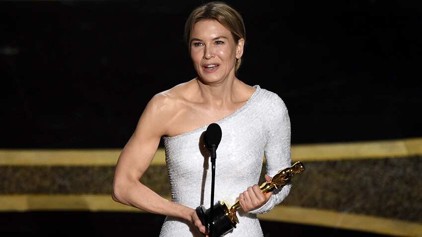enee Zelllweger accepts the Oscar for Performance by an Actress in a Leading Role for 'Judy' 