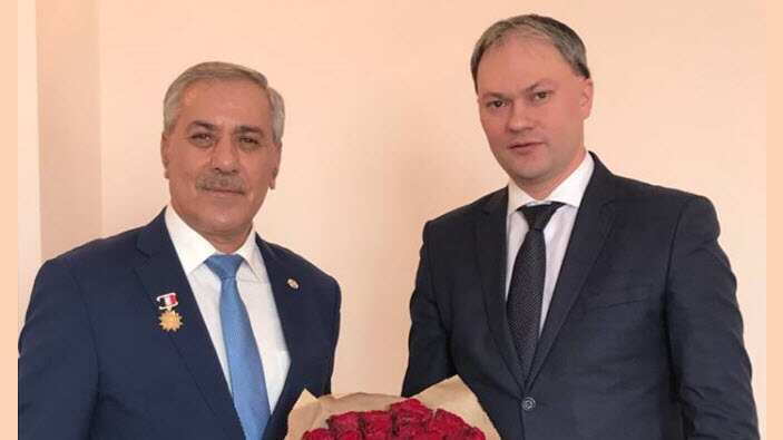 Prisk Mihoyi receiving prize