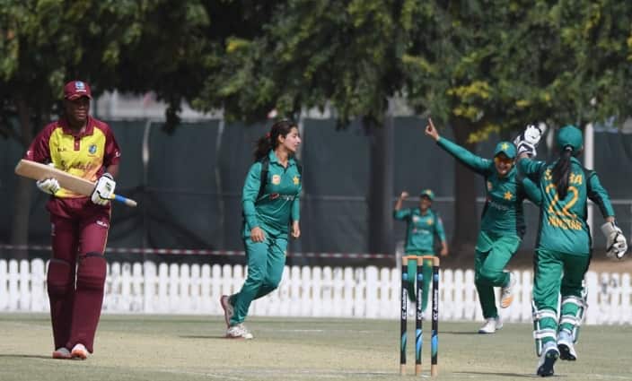 ویسٹ انڈیز کی کھلاڑی کو آوٹ کرنے کے بعد پاکستان کرکٹ ٹیم جشن منارہی ہے۔