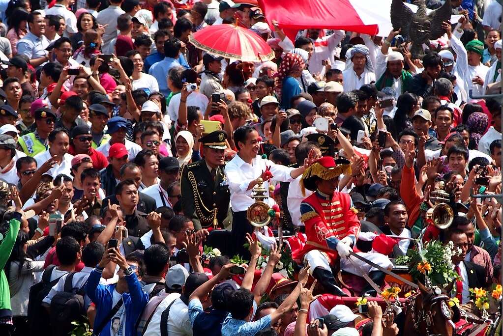 The charismatic Jokowi and the public.