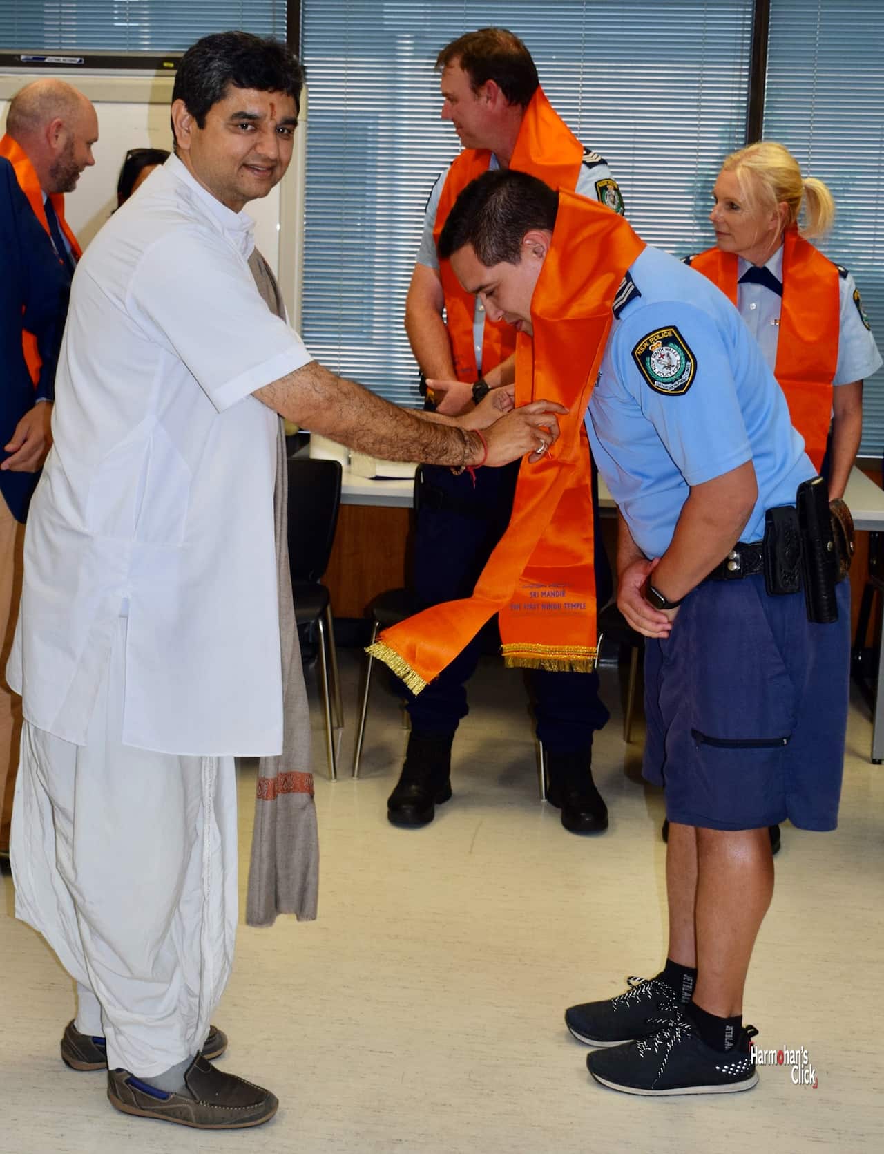 पुलिसकर्मियों का सम्मान करते पंडित जतिन भट्ट