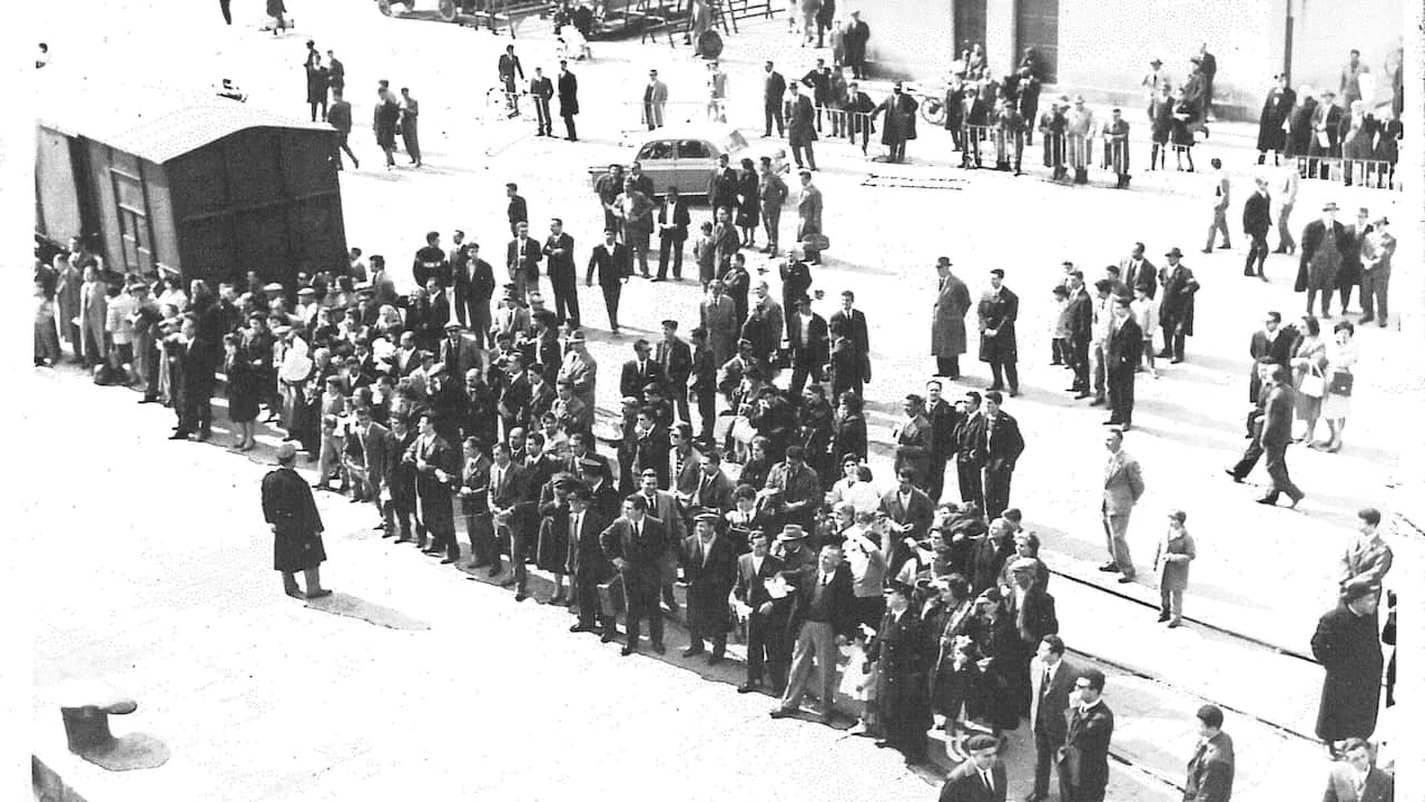 Foto scattata a bordo della nave Australia nel momento del distacco dal porto di Messina - 20 gennaio 1961