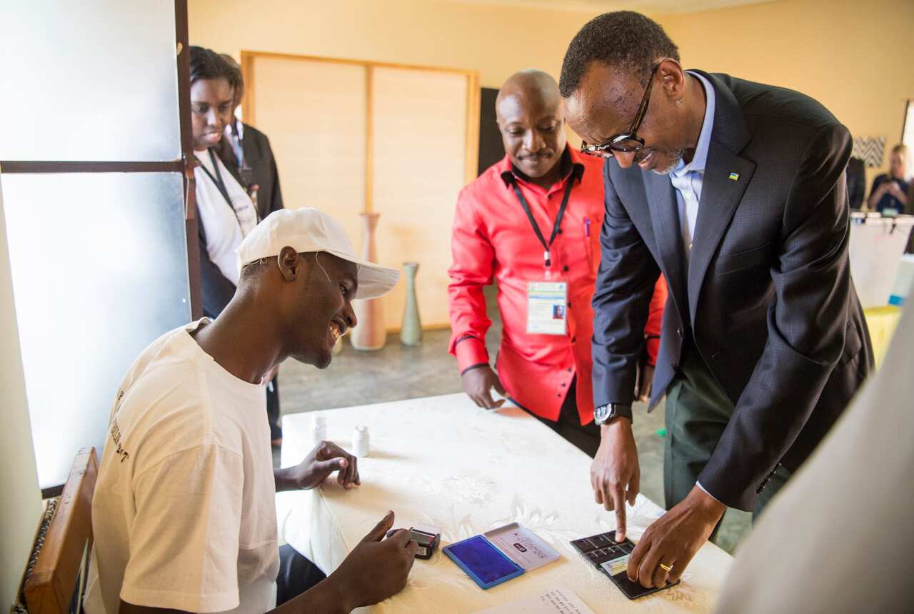Rais Kagame aweka kidole wino kabla ya kupiga kura
