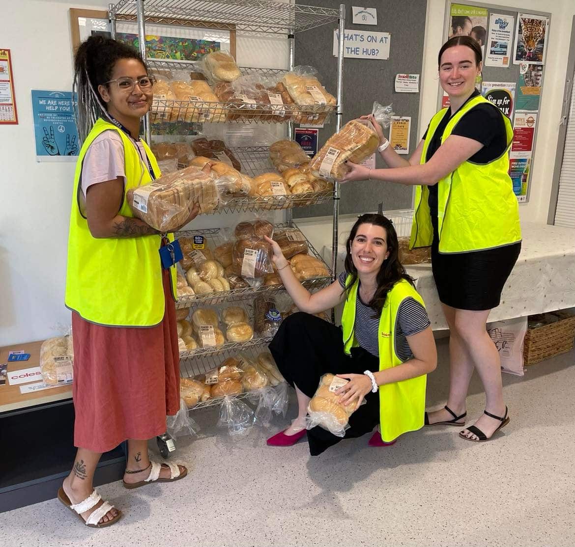 Laura Anzurri al centro con due colleghe volontarie.