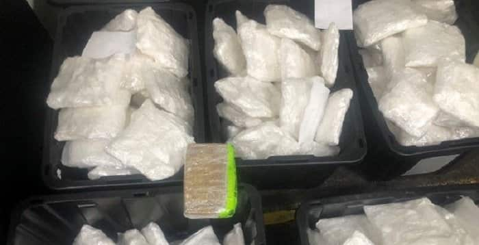 Lô hàng được phát hiện có chứa 230kg methylamphetamine và 1,2kg cocaine, được giấu trong máy móc nhập cảng.