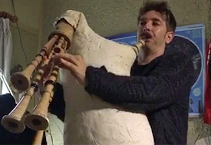 Suonando la zampogna calabrese