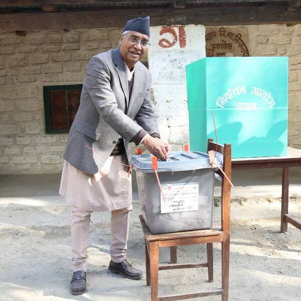 Nepal's former Prime Minister Sher Bahadur Deuba casting his vote on 7 December 2017.
