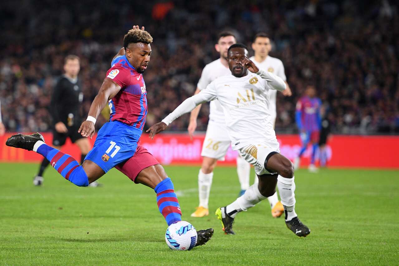 Adama Traore wa FC Barcelona, akabwa na Adama Traore wa A-League All Stars, katika mechi yakirafiki mjini Sydney, Australia