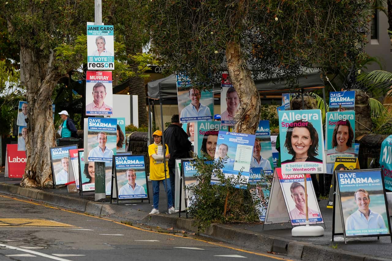 Early voting has begun in Australias federal election with the opposition party hoping the first ballots will reflect its lead over the government in opinion poll.