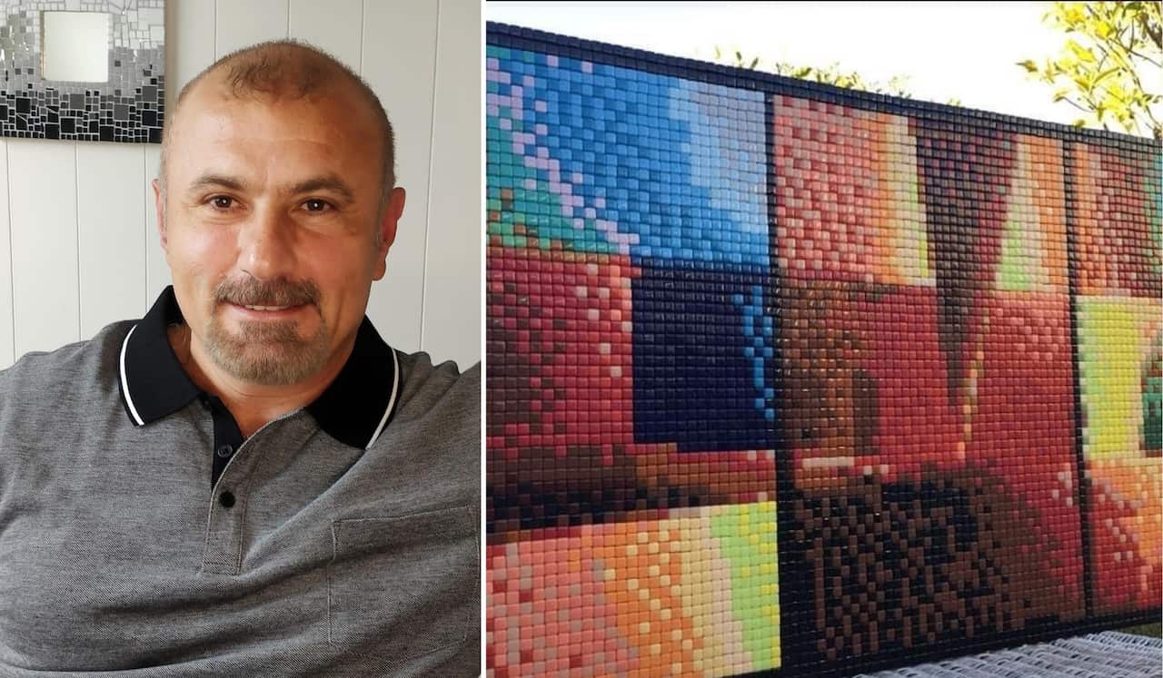 المهندس عماد مريود ضحى بالهندسة من أجل فن الفسيفساء