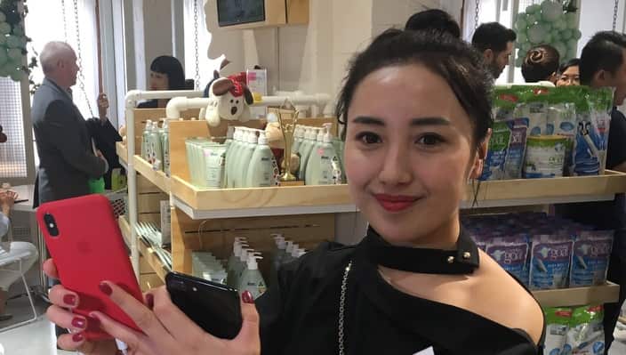 Daigou Lenda Du at the Daigou Hub in Sydney (SBS) 