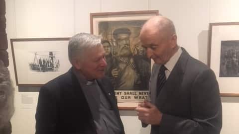 Michael Hammet, syn Allana Hunter Hammet’a  przy jego eksponatach i Ks Tadeusz Rostworowski. 