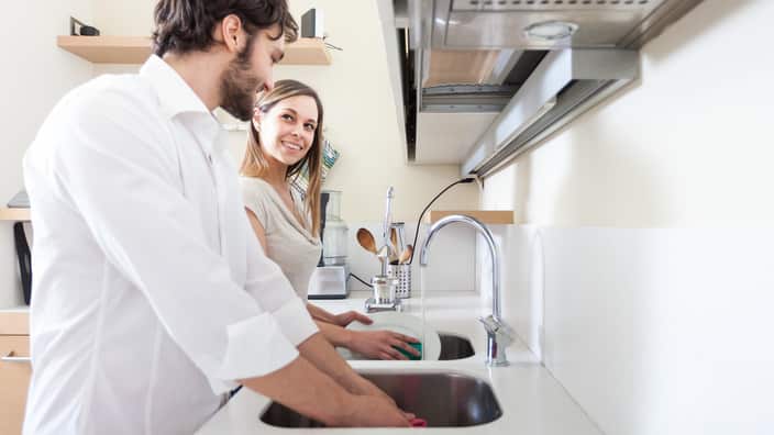 Bračni par u kuhinji 