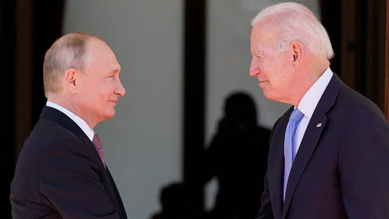 Joe Biden (à direita) e Vladimir Putin (à esquerda), respetivamente os presidentes dos EUA e da Rússia. 