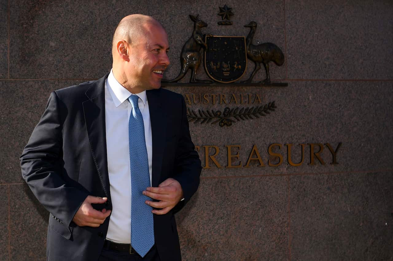 Mweka hazina Josh Frydenberg nje ya jengo la Hazina mjini Canberra