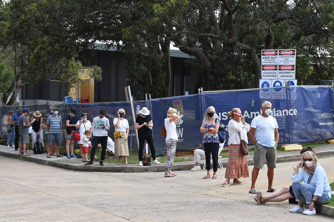 Fila de testagem no hospital Mona Vale: governadora quer manter alto número de testagem para manter a contenção da pandemia.