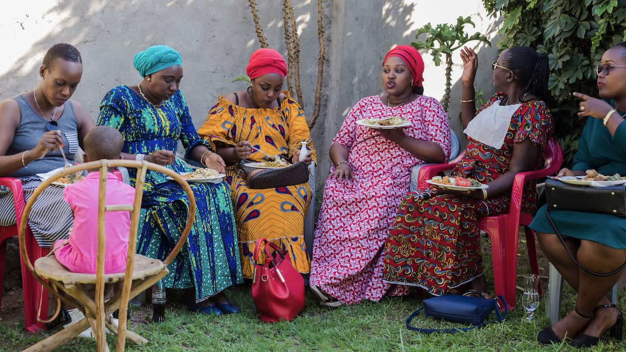 Wanawake wachangia chakula wakati wa Eid nchini Burundi