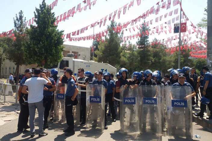 Police block demonstrators in Diyarbakir