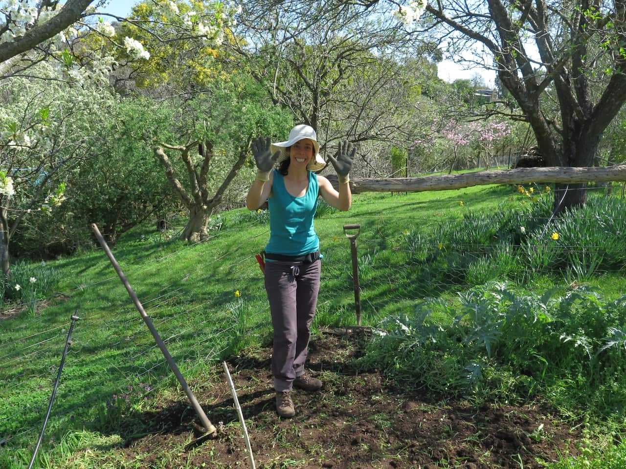 Eunice a preparar o solo para novas plantações na quinta Melliodora