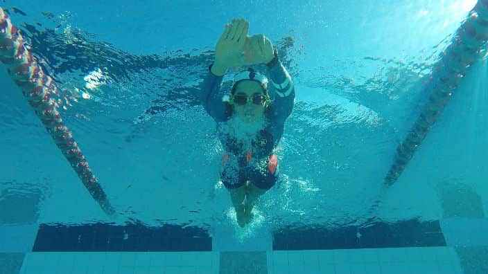 Raquel nadando en una piscina.