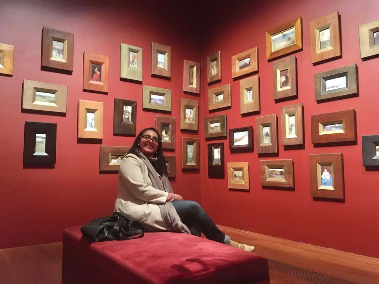 La storica dell'arte Roberta Crisci in una delle sale della mostra