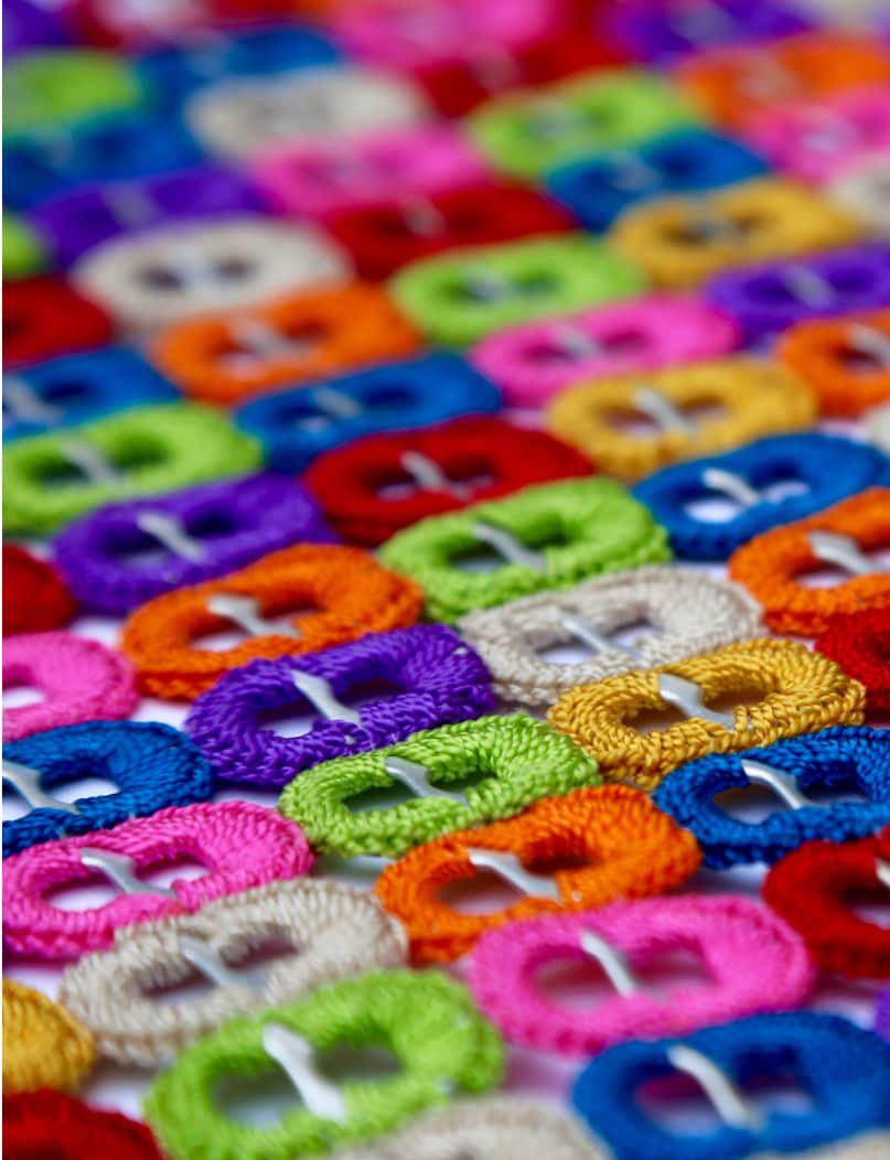 Las chapas son tejidas a mano para dar vida a bolsos y accesorios.