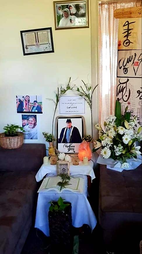 شهلاء شاكر تضع الزهور وصور ذكرى والدها في  منزلها