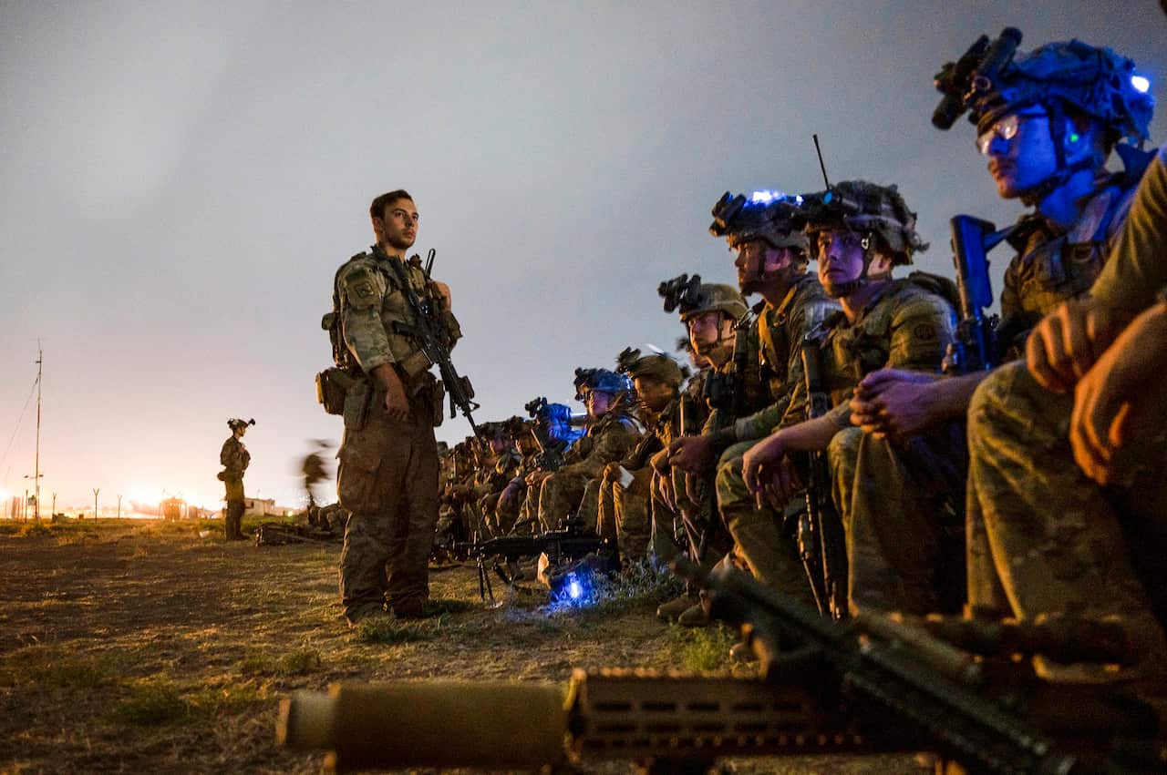 Some of the last US soldiers to leave Afghanistan prepare to board their plane (AAP).