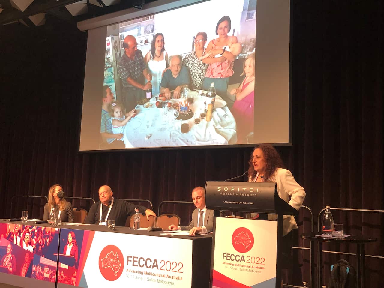 Sonia Di Mezza durante il suo intervento sulle cure palliative alla conferenza della Fecca a Melbourne.