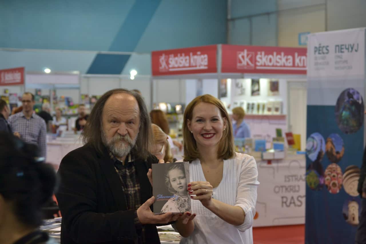 Vladimír Valentík a Katarína Mosnáková Bagľašová s kalendárom na Medzinárodnom knižnom veľtrhu v Novom Sade, v Srbsku
