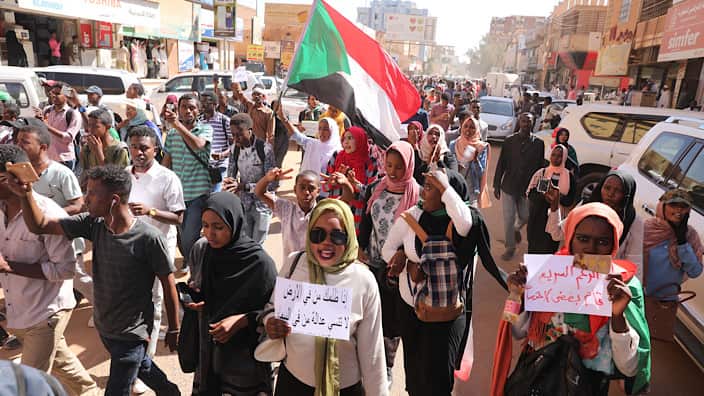 نساء سودانيات مشاركات في التظاهرات العام الماضي