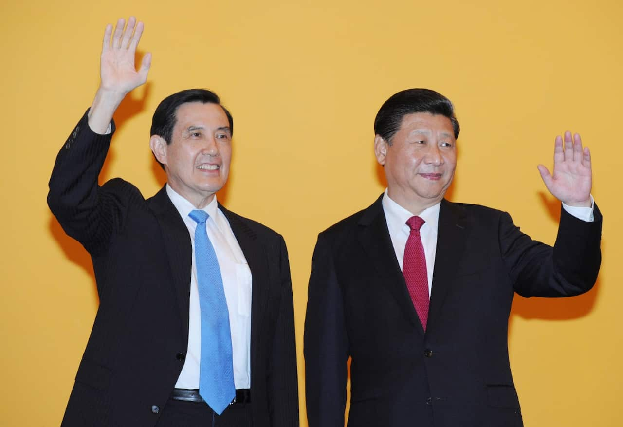 Chinese President Xi Jinping (R) and Taiwan President Ma Ying-jeou wave to the crowd of media before their historic meeting at Shangrila hotel in Singapore.