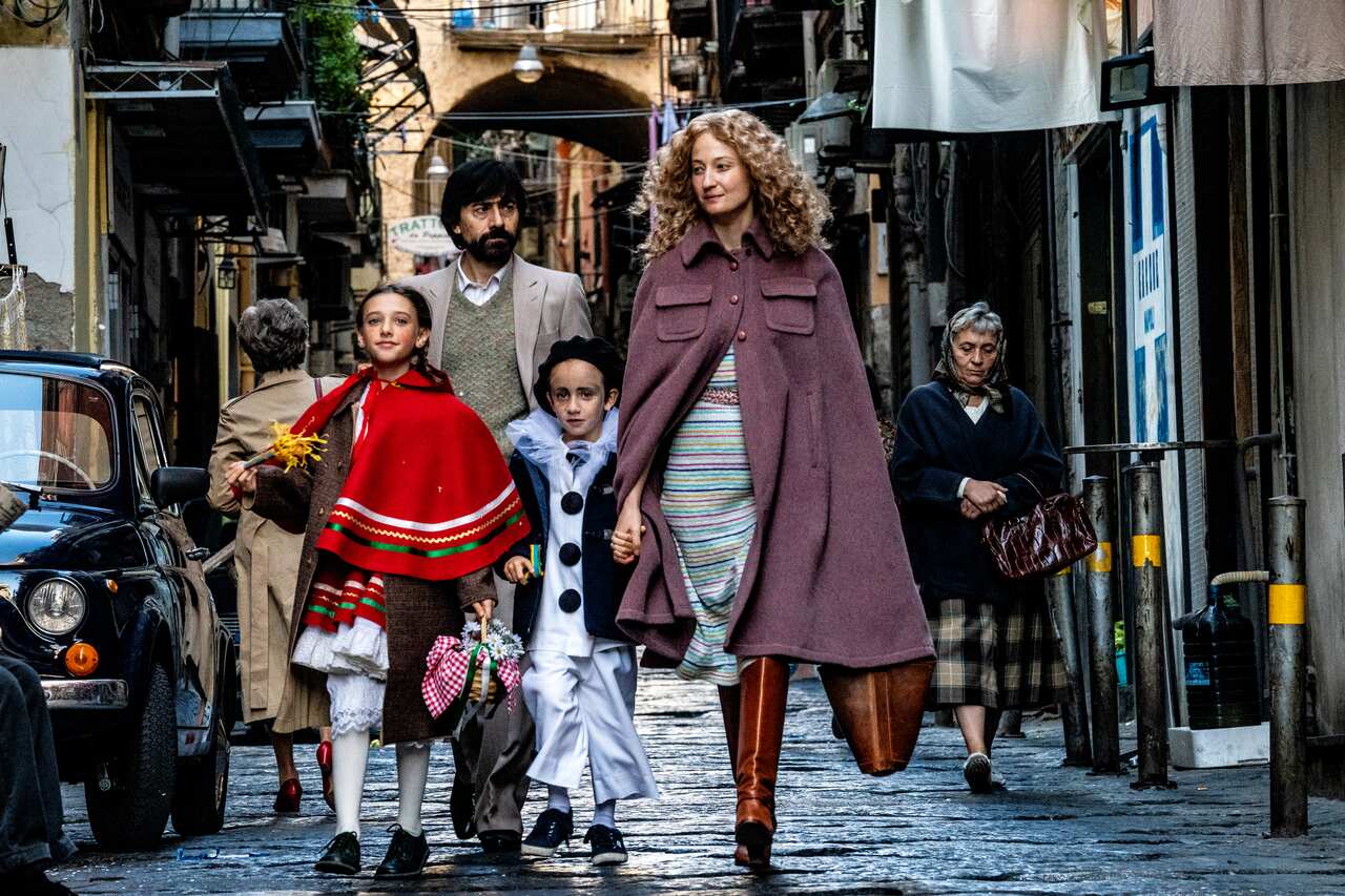 Luigi Lo Cascio, Alba Rohrwacher, Giulia De Luca e Joshua Cerciello in una scena di Lacci