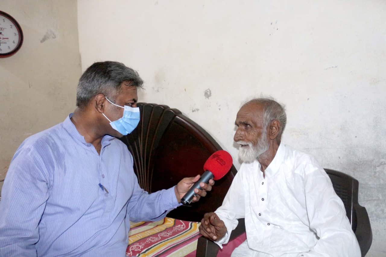 Baba Abdul Haq (R) speaks to Masood Mallhi.