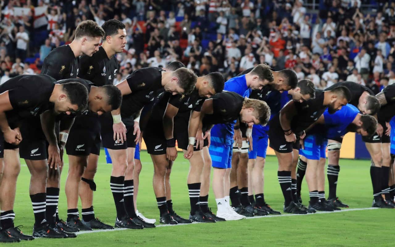 Il saluto degli All Blacks al pubblico dopo la sconfitta nella semifinale mondiale di rugby contro l'Inghilterra