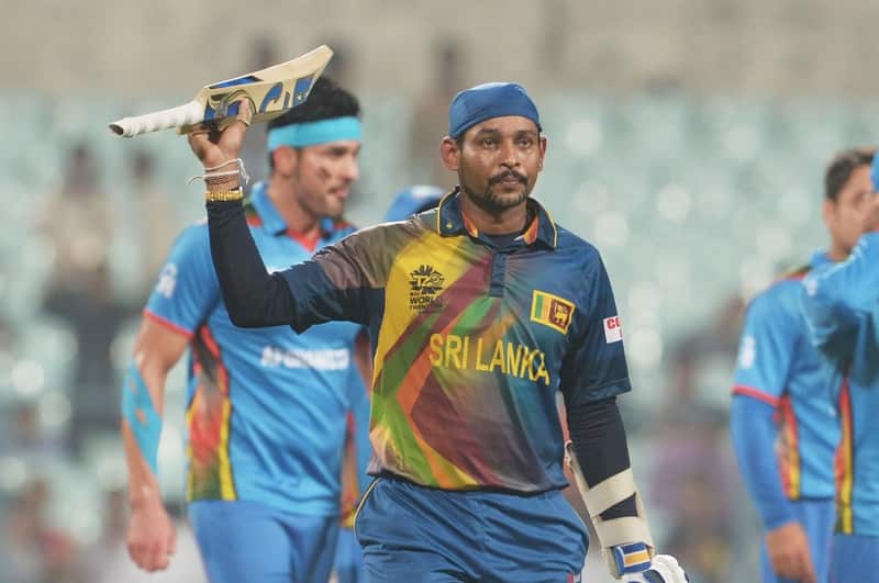 Sri Lanka's Tillakaratne Dilshan raises the bat to celebrate the team's win