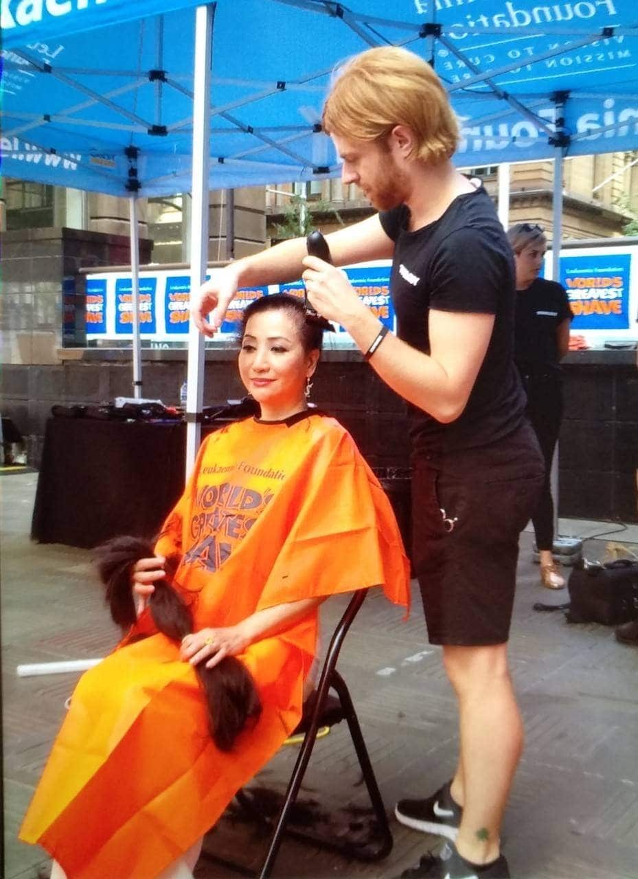 Chị Thúy Hằng từng hiến tặng mái tóc dài chấm lưng của mình cho tổ chức hỗ trợ những bệnh nhân ung thư máu Leukaemia Foundation cách đây vài năm.