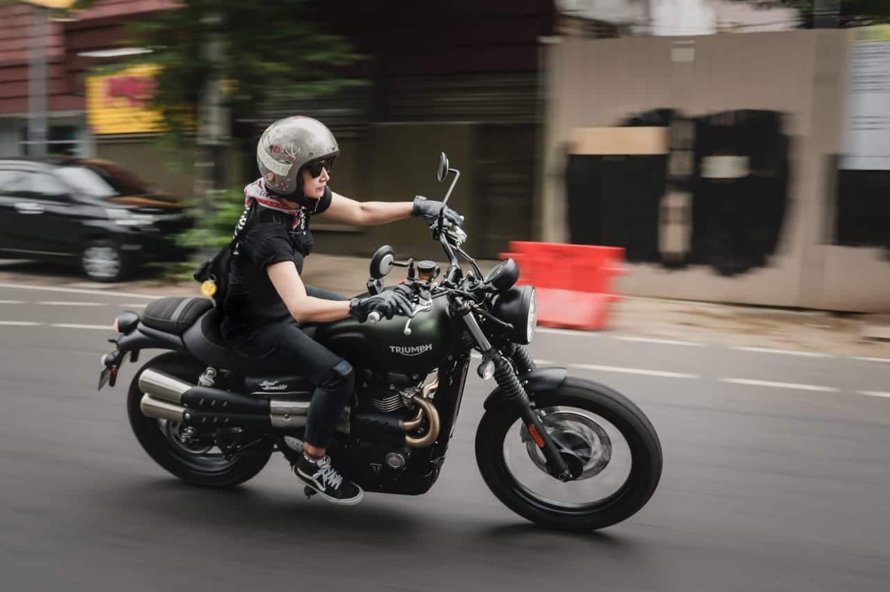 Johana Krisna Murti, biking through Jakarta streets.