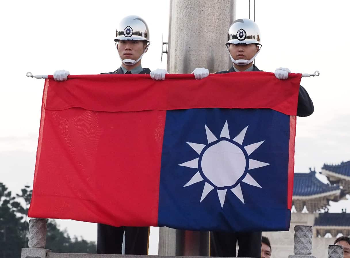 Soldiers perform flag-lowering ceremony at the Liberty Square in Taipei, Taiwan, 20 December 2018.